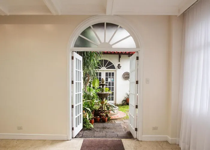 Miranamin Nest Calachuchi - Cozy In Historic - Indoor Plunge Pool, Petite Desk, Garden View With Balcony, Self-service Breakfast, Guest Kitchen, Rooftop, Pet-friendly Apartment *
