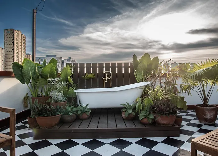 Apartment Miranamin Nest Calachuchi - Cozy In Historic - Indoor Plunge Pool, Petite Desk, Garden View With Balcony, Self-service Breakfast, Guest Kitchen, Rooftop, Pet-friendly *