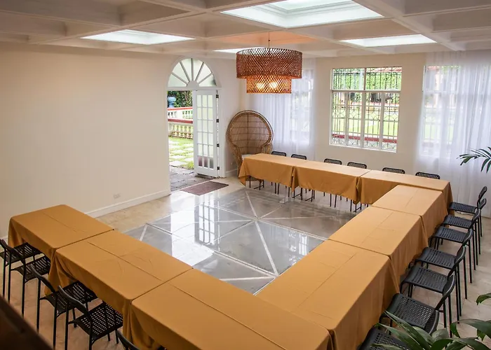Miranamin Nest Calachuchi - Cozy In Historic - Indoor Plunge Pool, Petite Desk, Garden View With Balcony, Self-service Breakfast, Guest Kitchen, Rooftop, Pet-friendly *